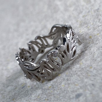 Nuran 14 ct white gold finger ring, from the Lilja series with 13 Diamonds Wesselton SI